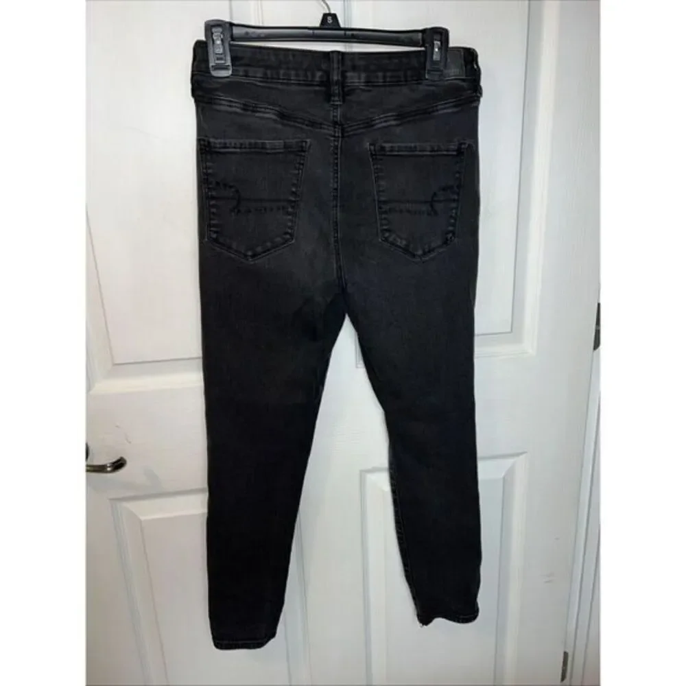 American Eagle Outfitters little pulling